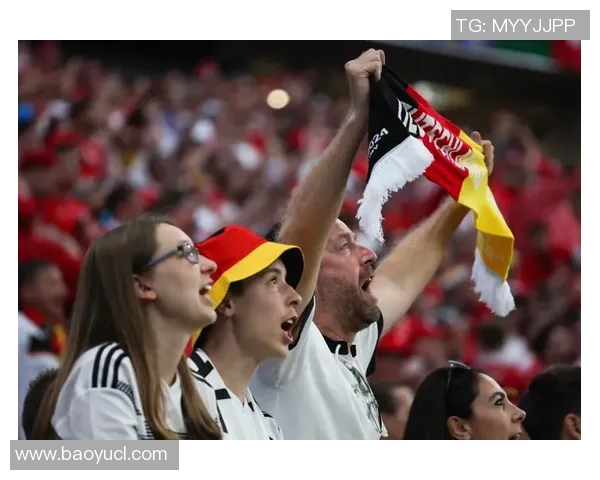 足球明星身着斗篷的神秘魅力照片展现女神风范与运动激情